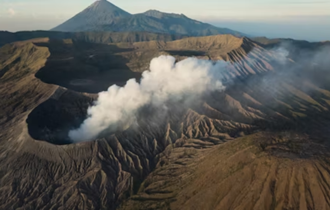 Mount Lewotobi in Indonesia Erupts Violently, Triggers Maximum Aviation Alert and Community Warnings