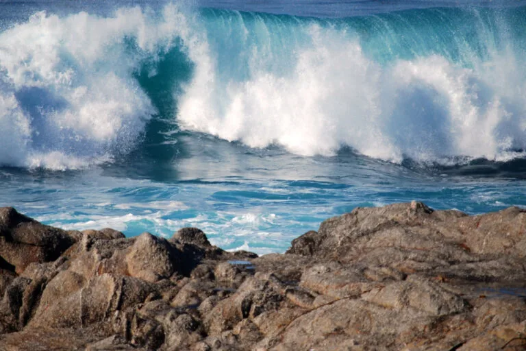 Dangerous Waves Alert at Bali's Top Tourist Beaches!