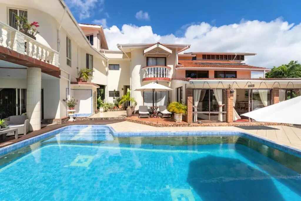 5 bedrooms house at Machabee 400 m away from the beach with shared pool