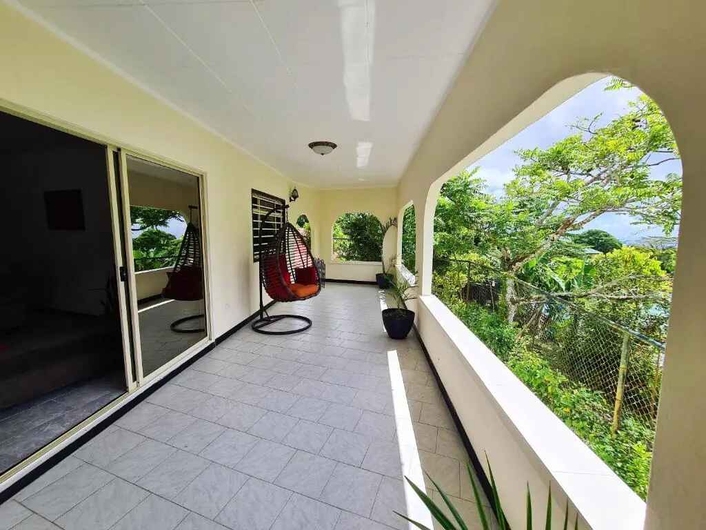 3 bedrooms house with sea view enclosed garden and wifi at Souvenir