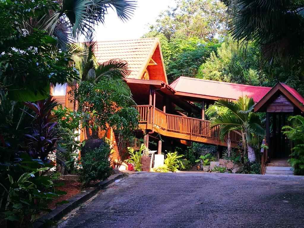 4 bedrooms villa with private pool and enclosed garden at Anse La Blague